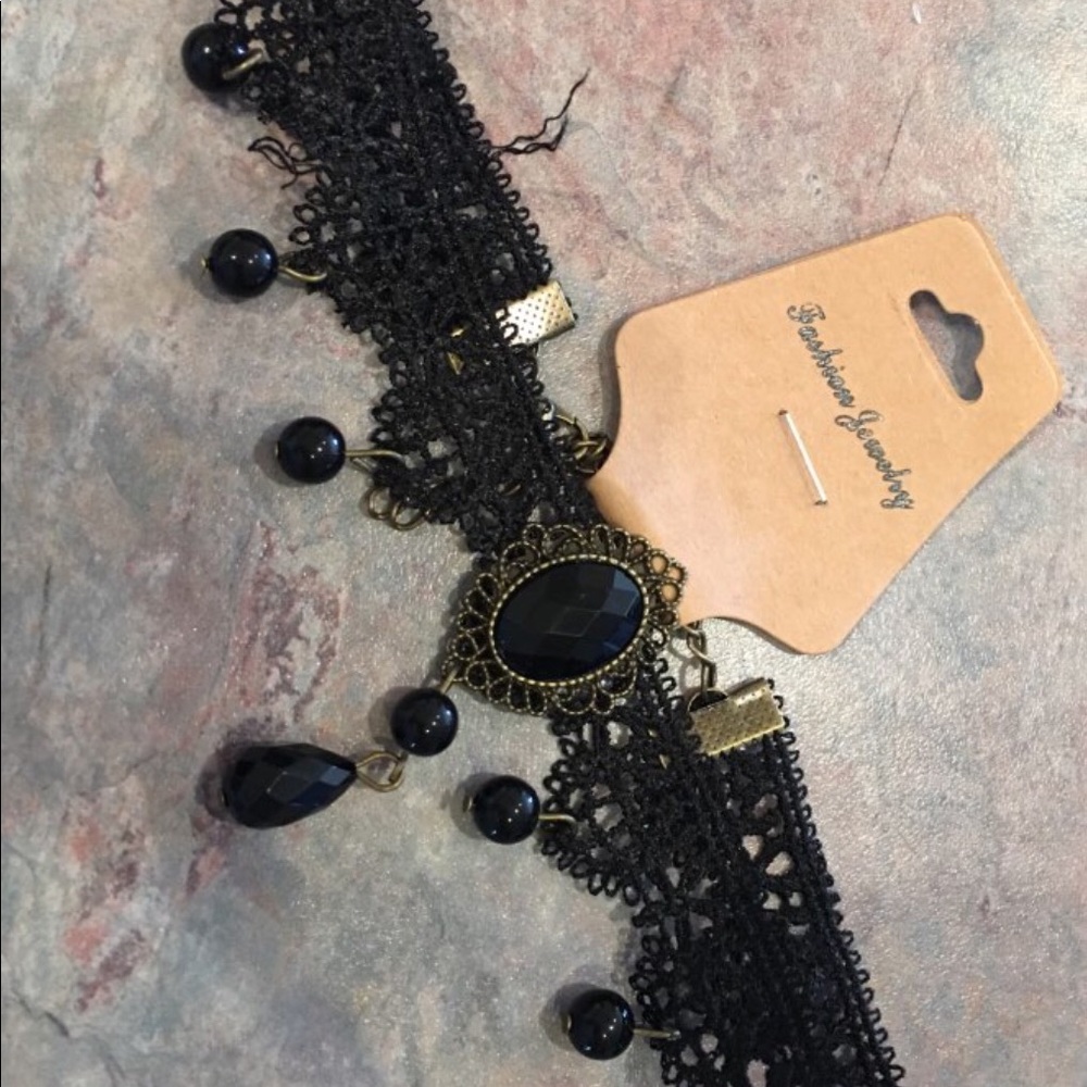 🌻TRENDY AND UNIQUE BLACK LACE CHOCKER - Picture 5 of 5